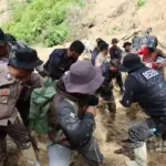 Medan Terjal Ditempuh, Polres Aceh Tengah Distribusikan Bantuan ke Warga Terdampak Bencana