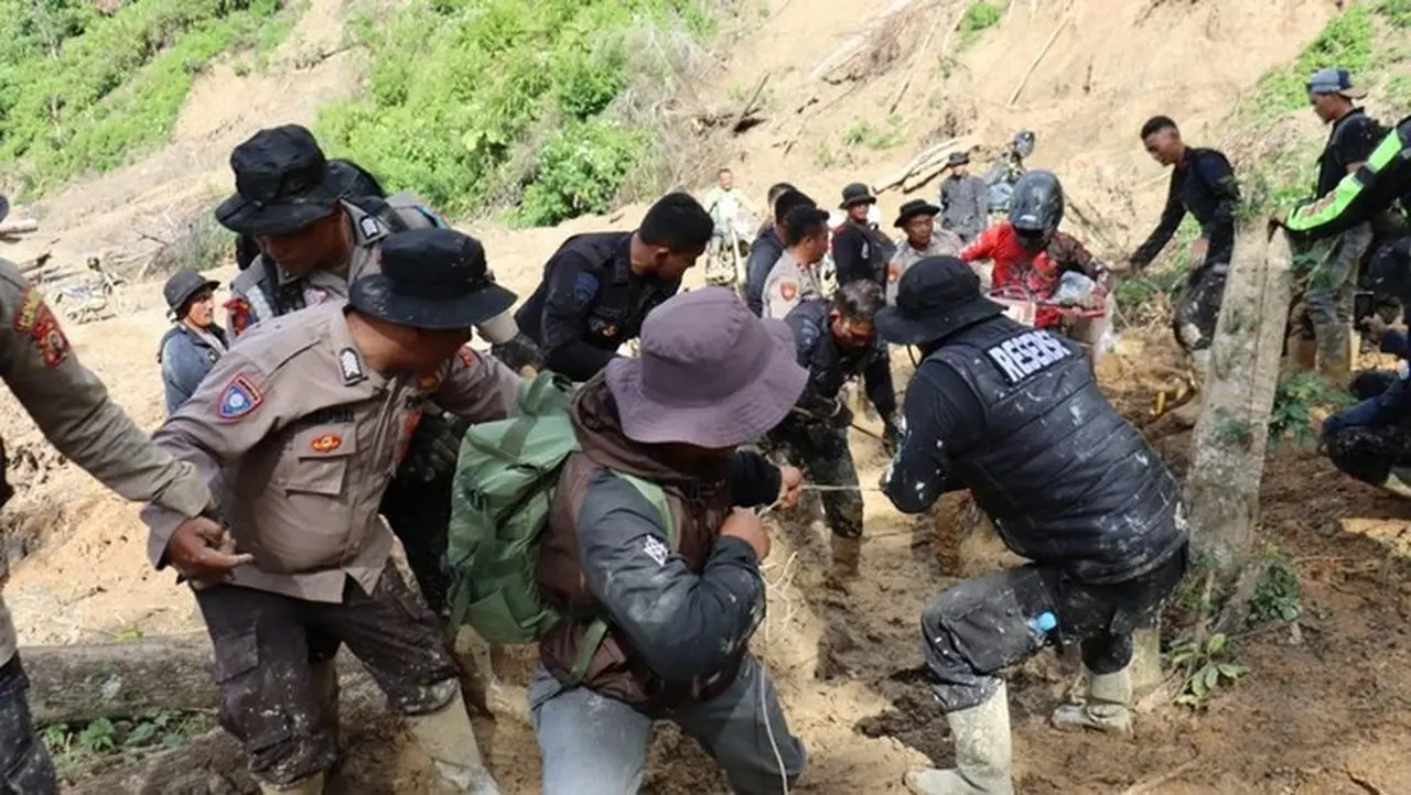 Medan Terjal Ditempuh, Polres Aceh Tengah Distribusikan Bantuan ke Warga Terdampak Bencana