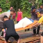 Kapolsek Beduai Turun Tangan Angkut Jenazah Warga yang Terjebak Banjir di Kalbar