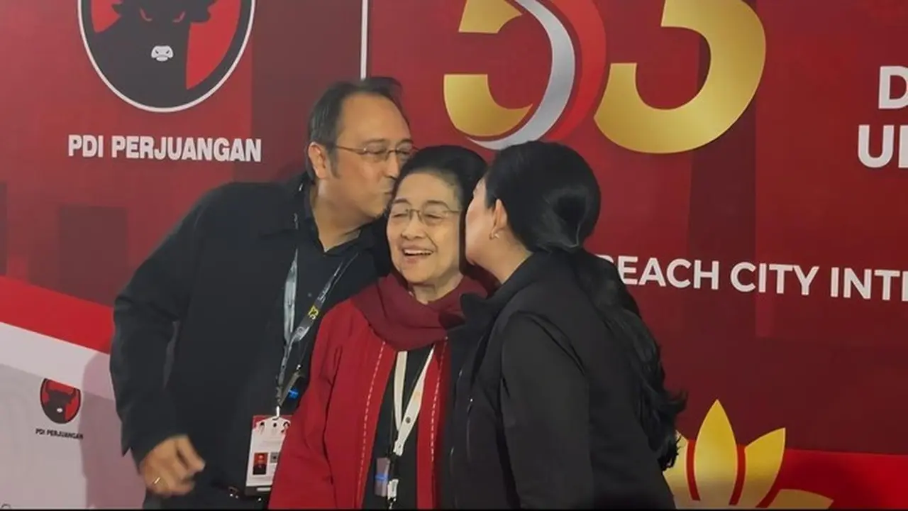 Momen Hangat Puan dan Prananda Cium Pipi Megawati di Tengah Rakernas PDIP