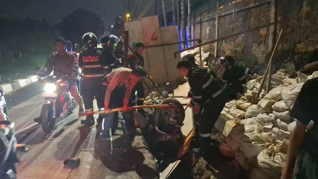 Pria di Bogor Dikeroyok Rombongan Motor, Jatuh ke Lubang Galian Saat Berkendara