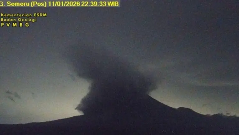 Gunung Semeru Kembali Luncurkan Awan Panas Sejauh 5 Kilometer pada Malam Hari