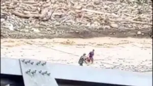 Aksi Heroik Prajurit TNI Selamatkan Warga Aceh Tengah yang Terseret Arus Banjir