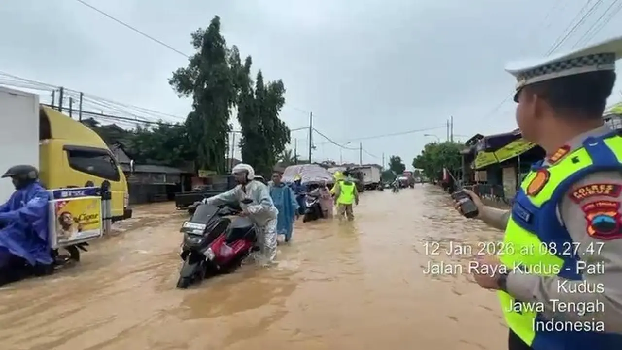 Jalur Pantura Kudus-Pati Terendam Banjir, Ratusan Motor Mogok Terjang Genangan 40 Cm Jalur Pantura Kudus-Pati Terendam Banjir, Ratusan Motor Mogok Terjang Genangan 40 Cm