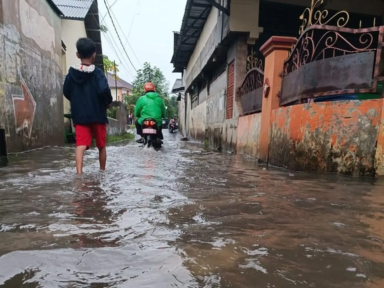 Tiga Perumahan di Bekasi Terendam Banjir Akibat Hujan Deras, Air Capai 30 Cm Tiga Perumahan di Bekasi Terendam Banjir Akibat Hujan Deras, Air Capai 30 Cm
