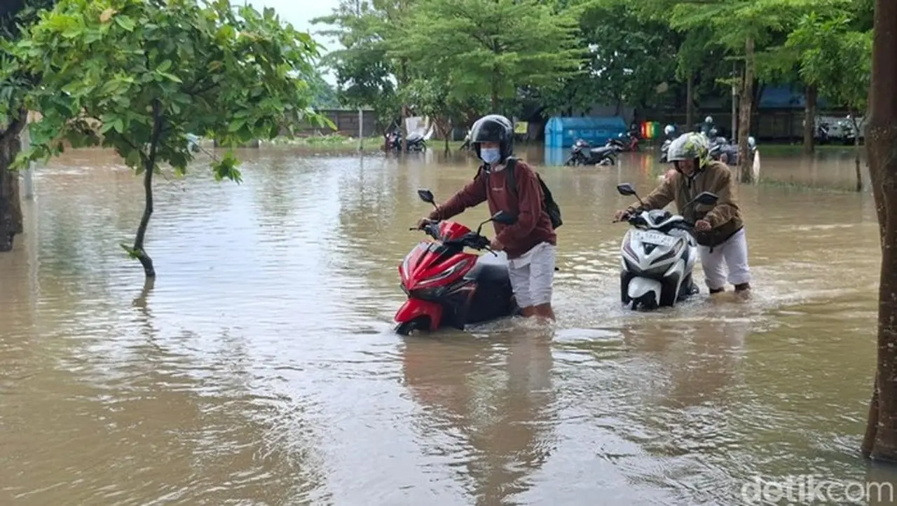 RSUD Kota Serang Terendam Banjir, Kendaraan di Parkiran Ikut Tergenang RSUD Kota Serang Terendam Banjir, Kendaraan di Parkiran Ikut Tergenang