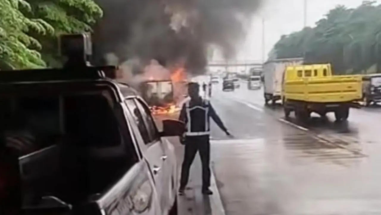Mobil Boks Terbakar di Tol Cijago Depok Diduga Akibat Korsleting Listrik Mobil Boks Terbakar di Tol Cijago Depok Diduga Akibat Korsleting Listrik