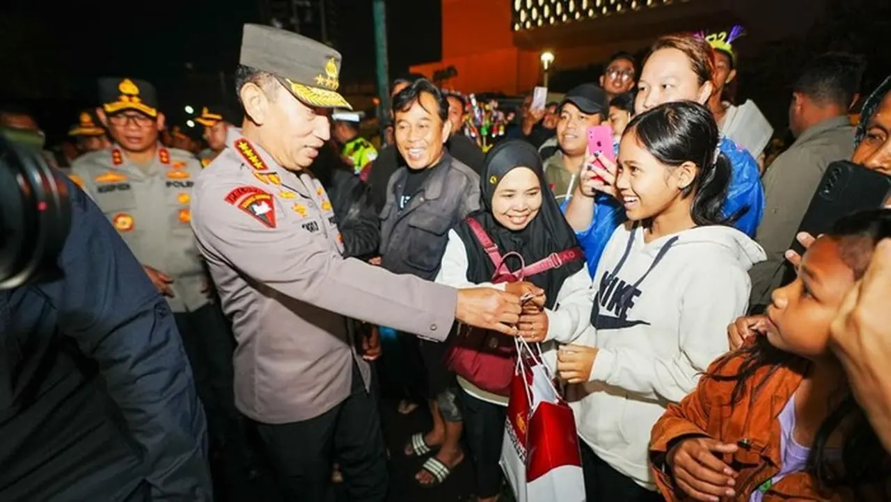 Kapolri Jenderal Listyo Sigit Prabowo Tinjau Langsung Keamanan Malam Tahun Baru 2026 di Bundaran HI Kapolri Jenderal Listyo Sigit Prabowo Tinjau Langsung Keamanan Malam Tahun Baru 2026 di Bundaran HI