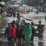 Banjir 60 Cm Lumpuhkan Jalan Gunung Sahari, Lalin Dialihkan ke Sunda Kelapa