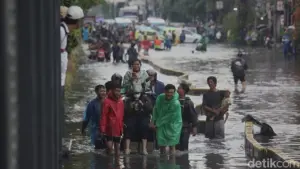 Banjir 60 Cm Lumpuhkan Jalan Gunung Sahari, Lalin Dialihkan ke Sunda Kelapa