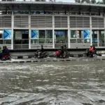 Banjir Masih Rendam Jalan Mangga Dua Raya, Pengendara Motor Terpaksa Lewati Jalur TransJakarta