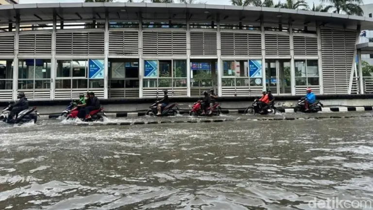 Banjir Masih Rendam Jalan Mangga Dua Raya, Pengendara Motor Terpaksa Lewati Jalur TransJakarta