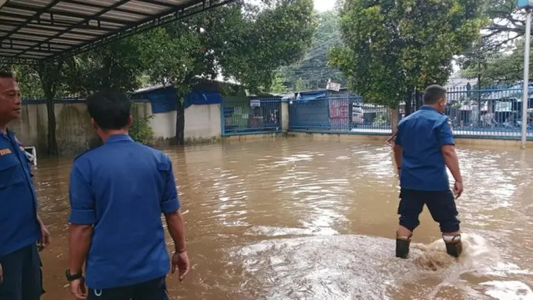 Kantor Samsat dan Bank di Sawangan Depok Terendam Banjir, Layanan Ditutup Sementara