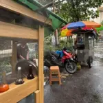 Pedagang Mi Ayam di Mangga Dua Nekat Jualan di Tengah Banjir Demi Bertahan Hidup