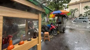 Pedagang Mi Ayam di Mangga Dua Nekat Jualan di Tengah Banjir Demi Bertahan Hidup