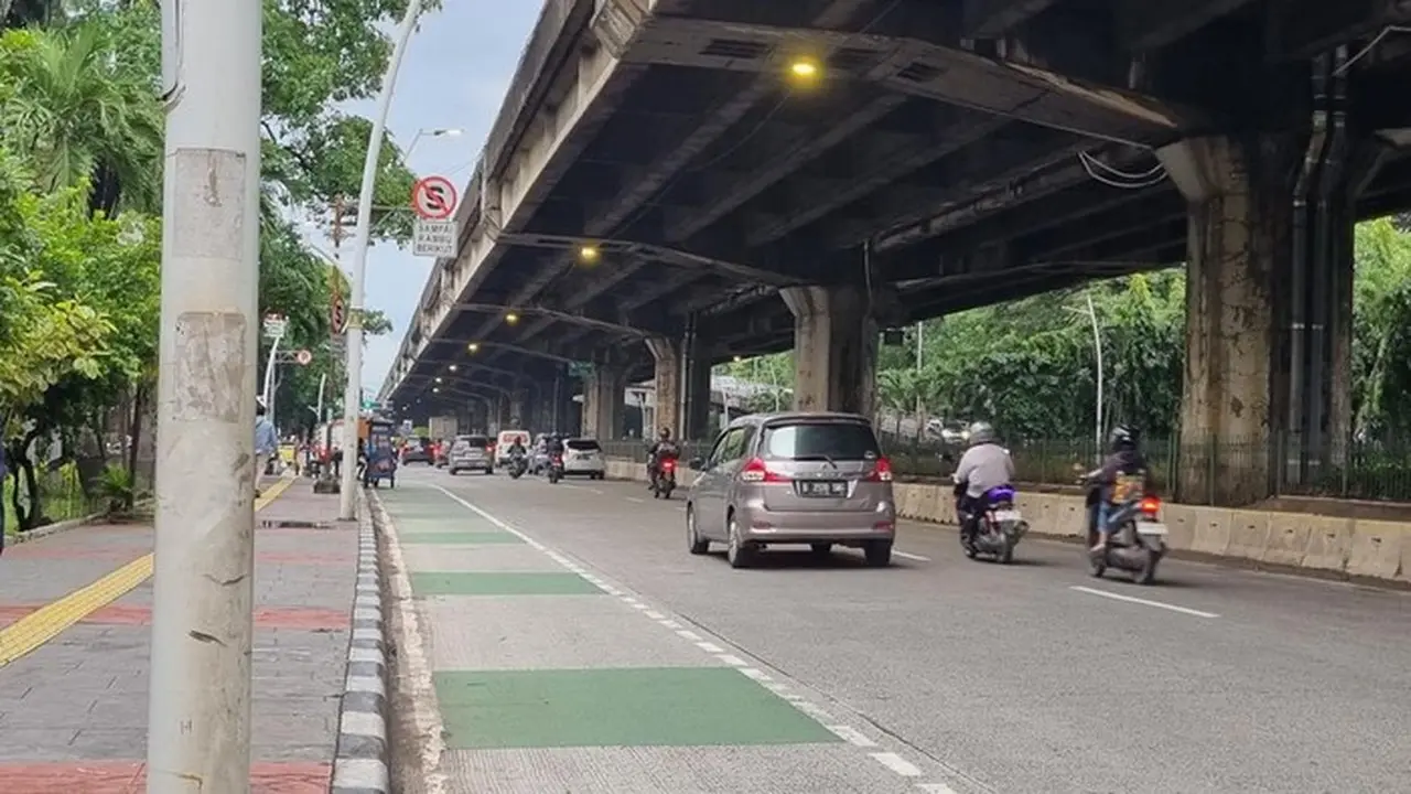 Banjir di Jalan Boulevard dan Yos Sudarso Jakut Surut, Lalu Lintas Kembali Normal Banjir di Jalan Boulevard dan Yos Sudarso Jakut Surut, Lalu Lintas Kembali Normal