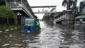 Jakarta Dilanda Banjir: 63 RT Terendam, Ketinggian Air Capai 1 Meter di Pejaten Timur dan Kampung Melayu