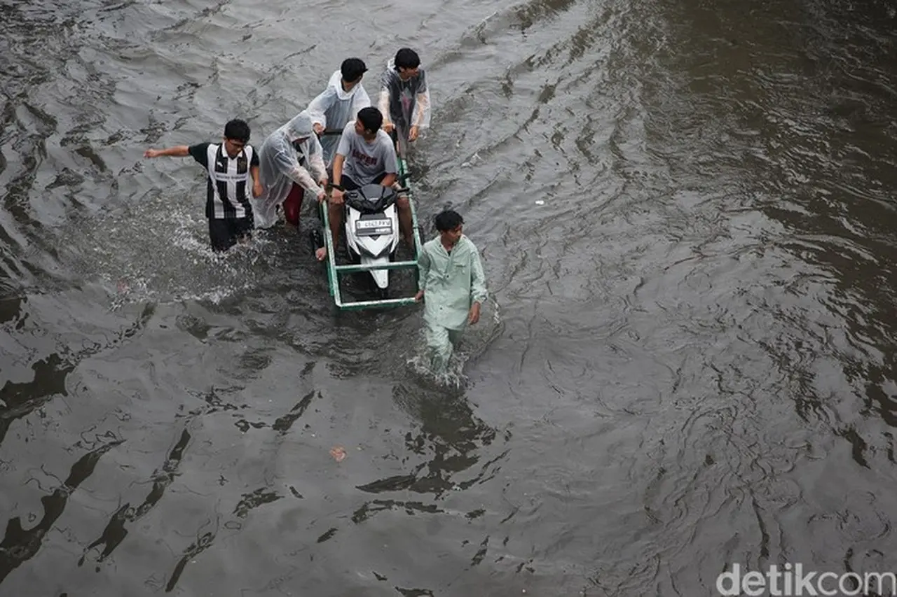 Penyebab Hujan Deras Jabodetabek: BMKG Ungkap Kombinasi Dinamika Atmosfer Regional