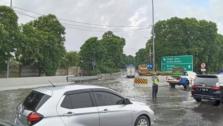 Genangan Air Masih Rendam Tol Sedyatmo KM 31+400, Lalin Menuju Bandara Soetta Melambat