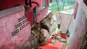 Tebing Pemakaman Longsor Akibat Hujan Deras, Aliran Sungai Cikaret Tertutup