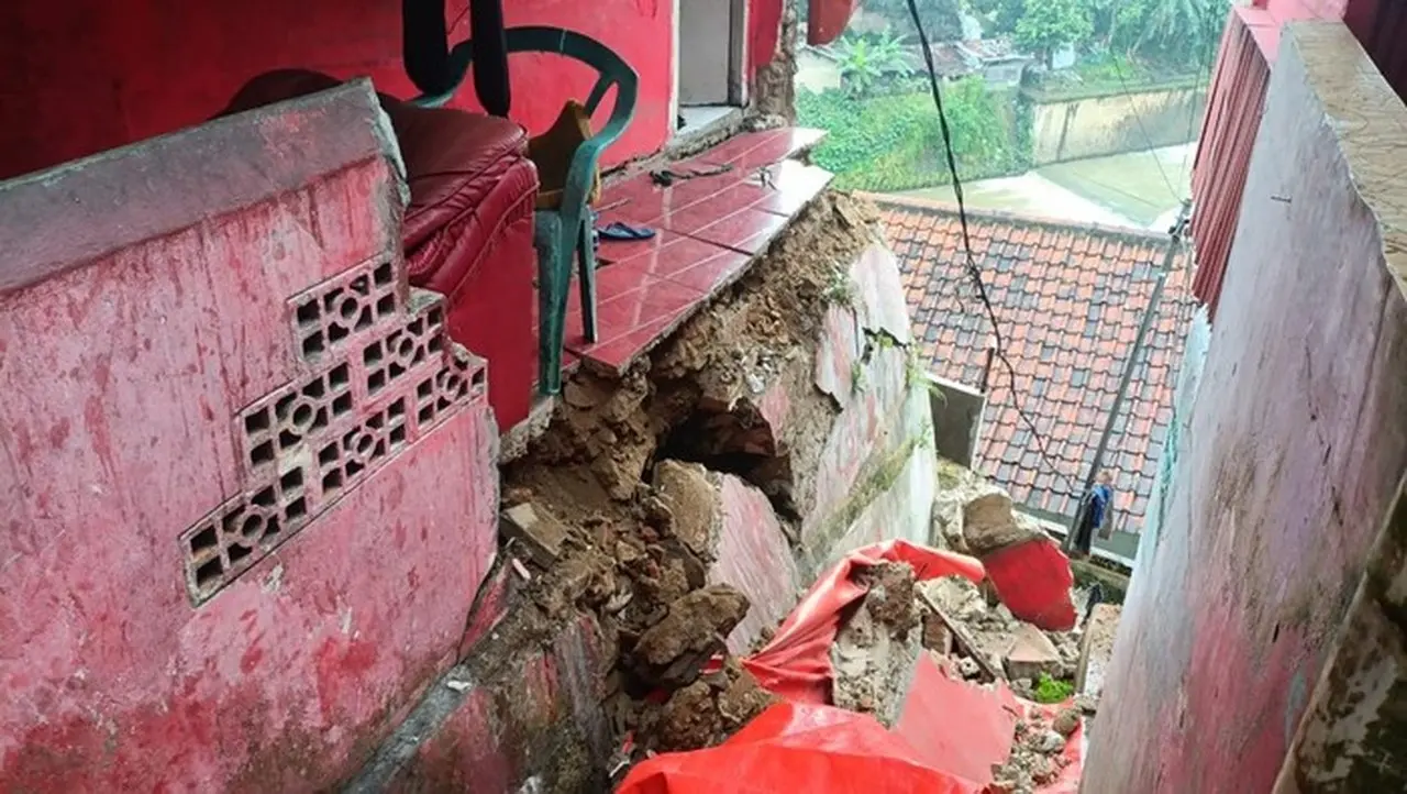 Tebing Pemakaman Longsor Akibat Hujan Deras, Aliran Sungai Cikaret Tertutup
