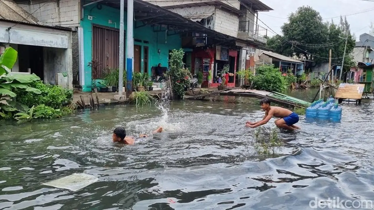 Banjir Pegangsaan Dua Jakarta Utara: Anak-anak Bermain Air, Warga Cuci Peralatan