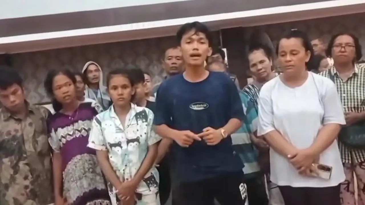 Bupati Tapteng Bantah Tuduhan Usir Pengungsi Korban Bencana Alam Bupati Tapteng Bantah Tuduhan Usir Pengungsi Korban Bencana Alam