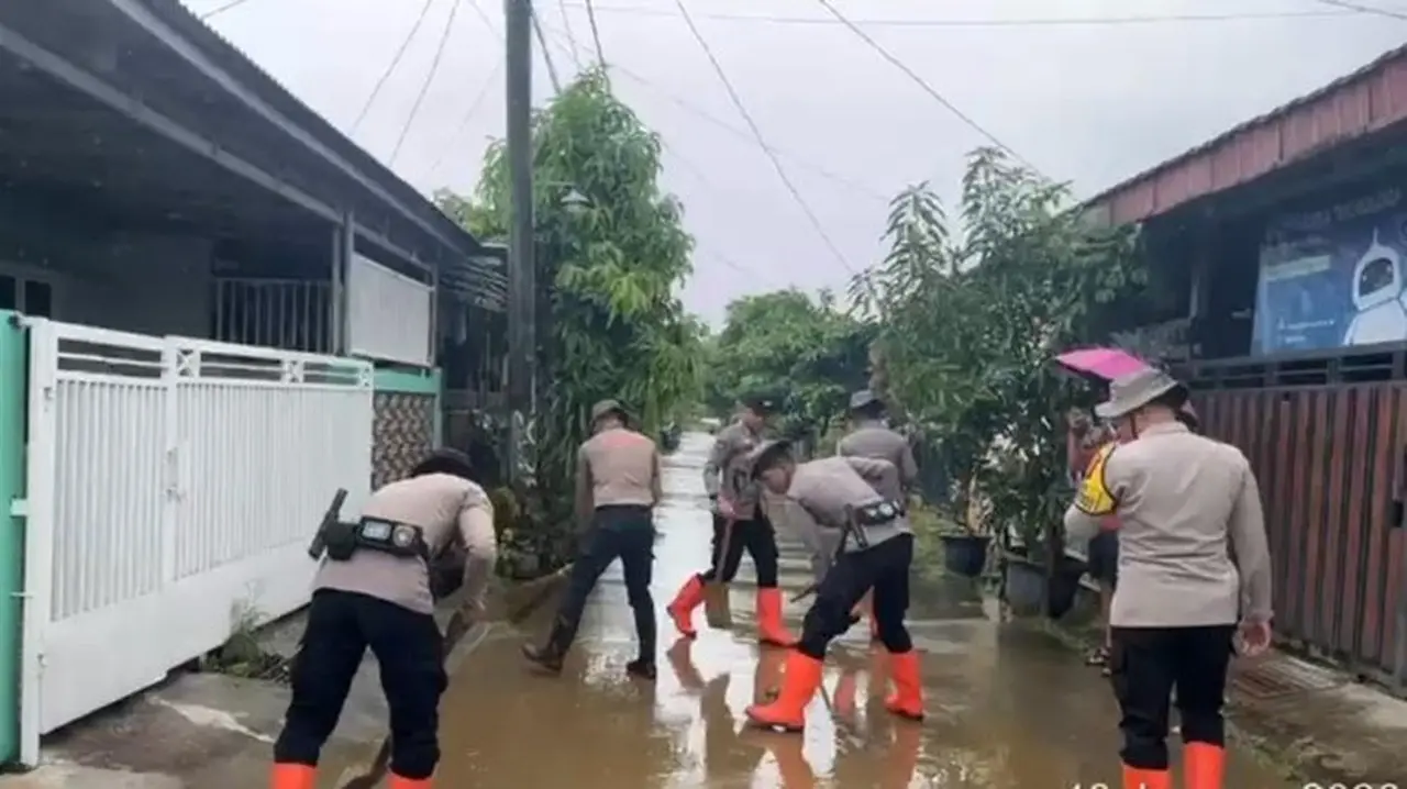 Banjir Parungpanjang Bogor Surut, Polisi Turun Tangan Bersihkan Lumpur Sisa Bencana