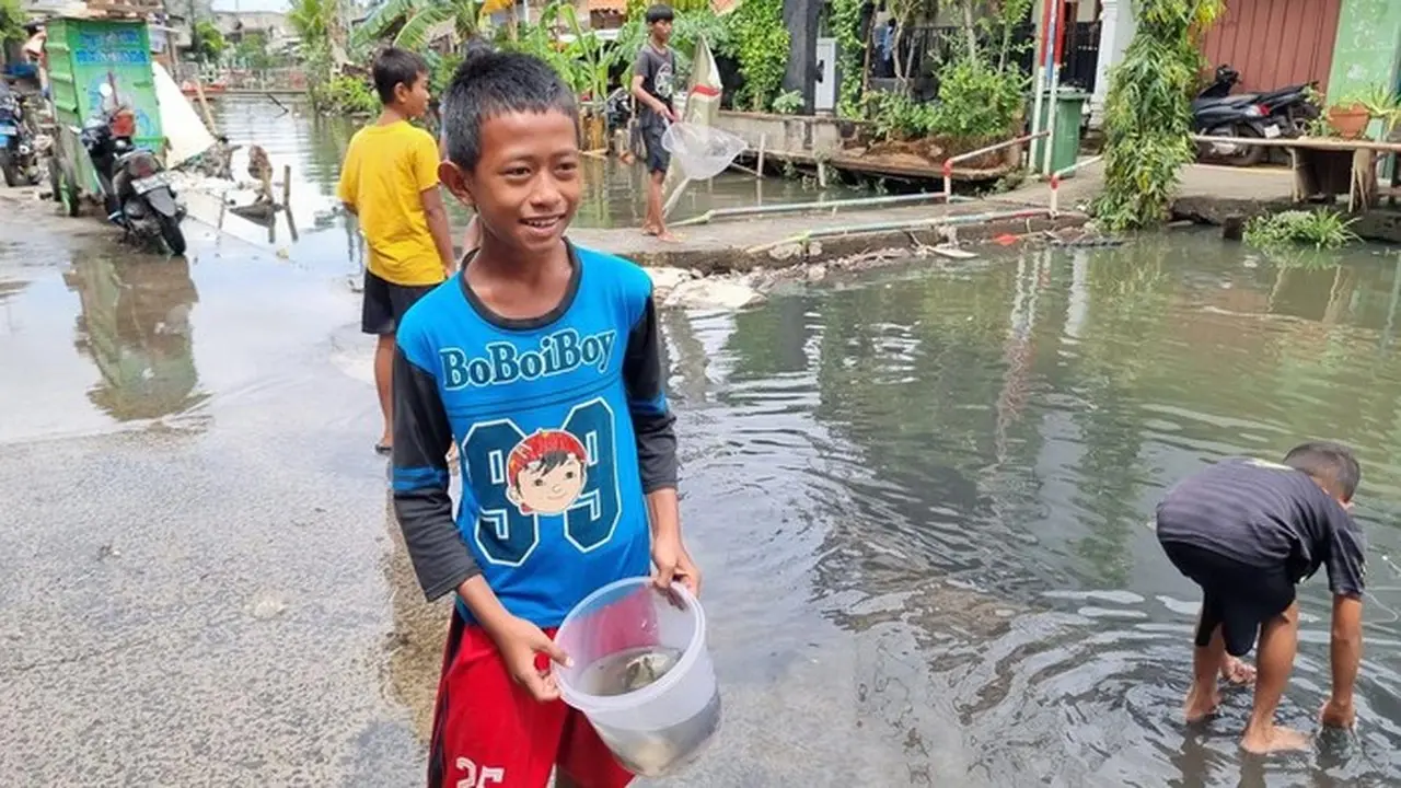 Banjir Pegangsaan Dua: Anak-Anak Ceria Menangkap Ikan untuk Lauk Pauk