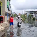 Kakek Nyaris Tenggelam di Jakut Akibat Banjir Kali Cakung, Warga Pasang Tanda Bambu
