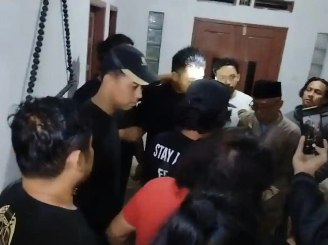 Suami Siri Pembunuh Terapis Bekasi Ditangkap di Depan Orang Tua di Lebak Suami Siri Pembunuh Terapis Bekasi Ditangkap di Depan Orang Tua di Lebak