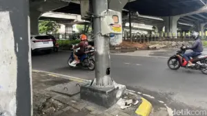 Bus TransJakarta Tabrak Tiang Listrik di Tanjung Barat, Saksi Ungkap Kronologi Sopir Tak Fokus