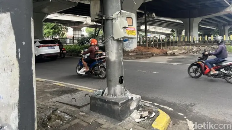 Bus TransJakarta Tabrak Tiang Listrik di Tanjung Barat, Saksi Ungkap Kronologi Sopir Tak Fokus