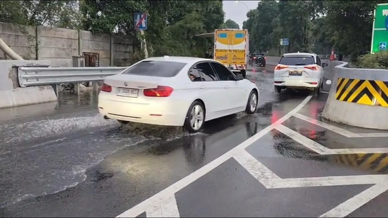 Tol Sedyatmo Arah Bandara Soetta Masih Tergenang, Mobil Pompa Air Dikerahkan Atasi Banjir