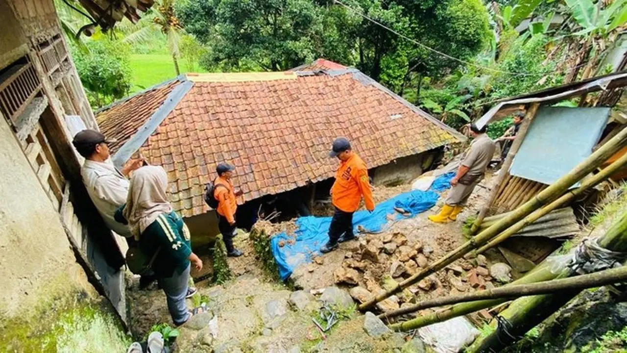 Tanah Longsor Bogor: 4 Rumah Rusak, 2 Keluarga Mengungsi Akibat Hujan Deras Tanah Longsor Bogor: 4 Rumah Rusak, 2 Keluarga Mengungsi Akibat Hujan Deras