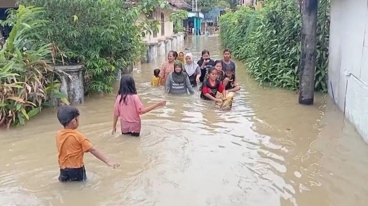 Banjir Pandeglang: 2 Kecamatan Masih Terendam, 100 Warga Mengungsi