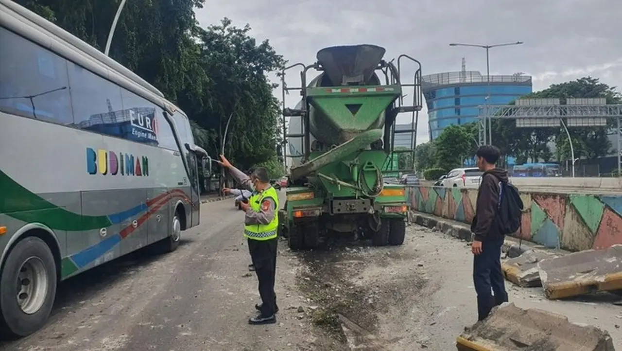 Truk Molen Lepas Kendali, Hantam Pembatas Jalan di Yos Sudarso Jakarta Utara
