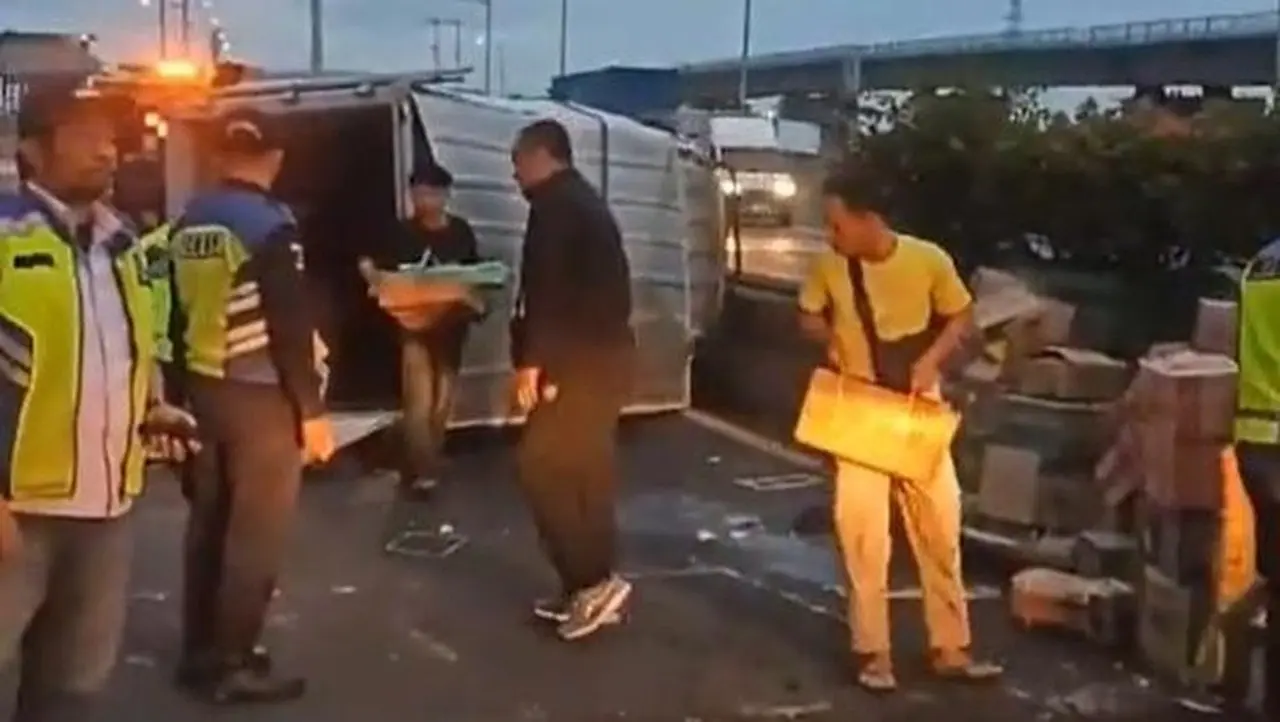 Truk Boks Pecah Ban dan Terguling di Tol Wiyoto Wiyono Arah Tanjung Priok