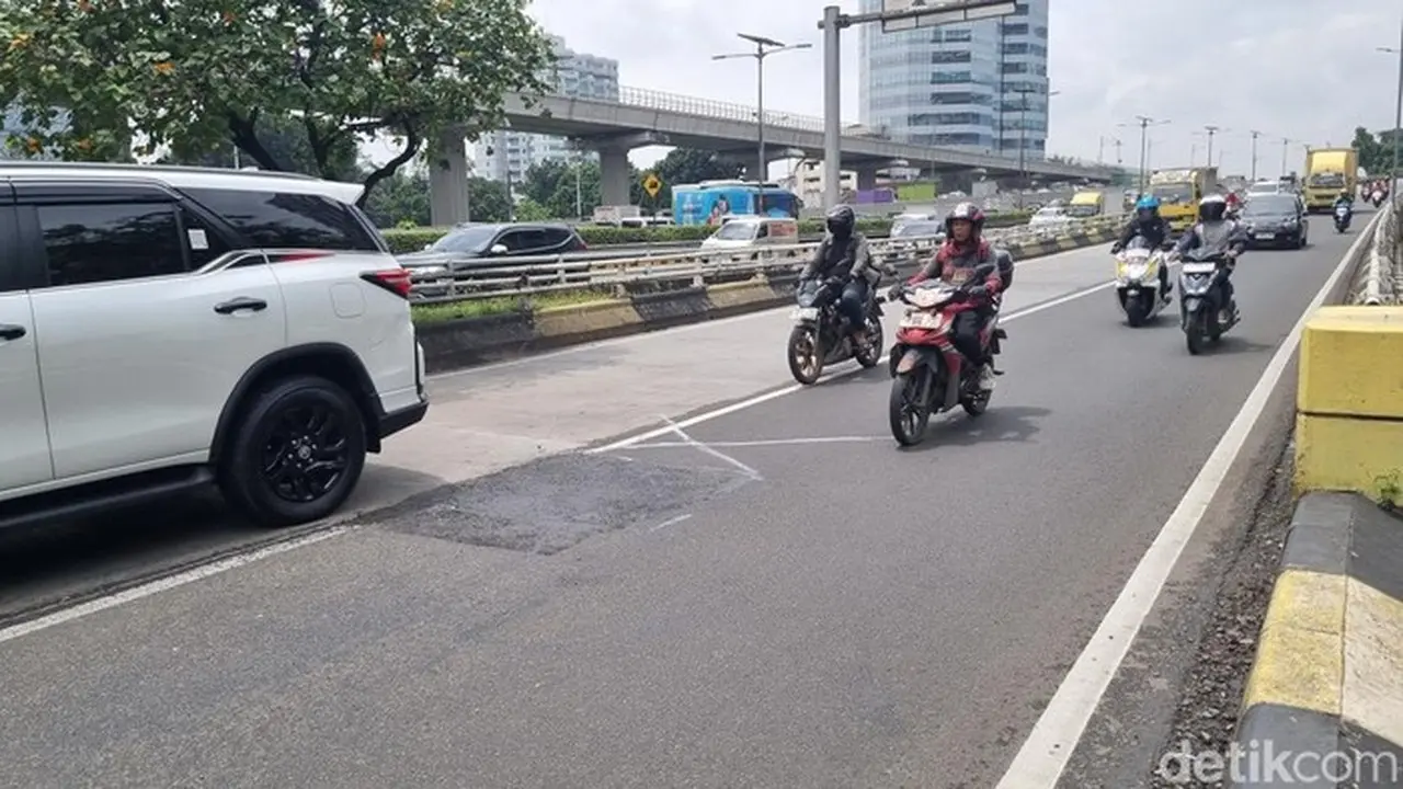 Lubang di Turunan Flyover Pancoran Ditambal, Pengendara Kini Bisa Melintas Normal