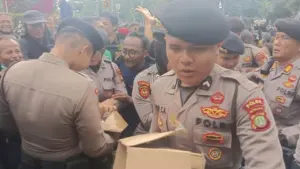Polisi Berikan Roti dan Air Mineral dalam Aksi Ojol di Kedubes AS
