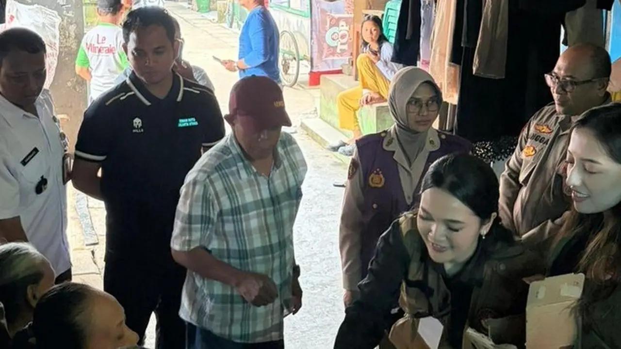 Tim Trauma Healing Polda Metro Jaya dan Mahasiswa UI Pulihkan Psikologis Korban Banjir Cilincing