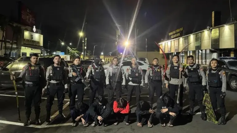 Lima Remaja Diamankan Polisi Depok Diduga Hendak Tawuran, Bawa Celurit dan Stik Golf