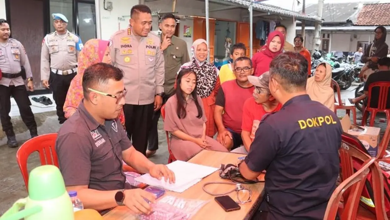 Kapolresta Tangerang Kerahkan Tim Medis Tangani Warga Terdampak Banjir Jayanti Kapolresta Tangerang Kerahkan Tim Medis Tangani Warga Terdampak Banjir Jayanti