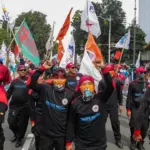 Buruh Gelar Aksi di DPR dan Kemnaker Tuntut Revisi UMP DKI Jakarta dan Jawa Barat