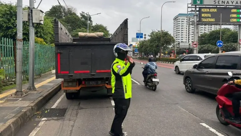 Truk Mogok di Tol Senayan Arah Slipi, Pengendara Diimbau Berhati-hati Truk Mogok di Tol Senayan Arah Slipi, Pengendara Diimbau Berhati-hati