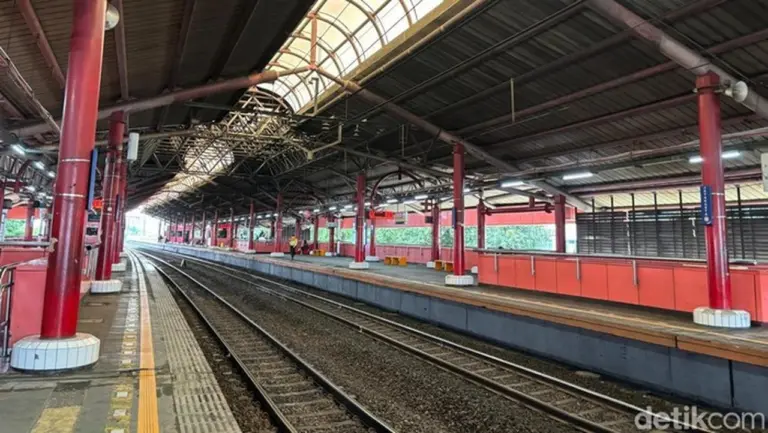 Stasiun KRL Warna-Warni Cikini-Jayakarta: Mana yang Paling Memikat Hati Penumpang? Stasiun KRL Warna-Warni Cikini-Jayakarta: Mana yang Paling Memikat Hati Penumpang?