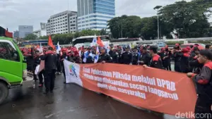 Demo Buruh di Depan DPR: Tuntut Revisi UMP, Tolak Pilkada Lewat DPRD