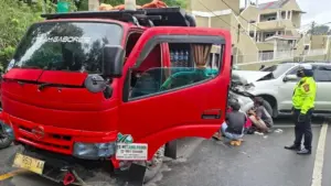 Truk Gagal Menanjak Mundur Tabrak Fortuner Hingga Ringsek di Depok