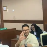 Ammar Zoni Hadir dengan Tasbih dan Kemeja Krem di Sidang Kasus Narkoba