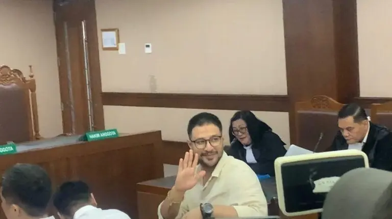 Ammar Zoni Hadir dengan Tasbih dan Kemeja Krem di Sidang Kasus Narkoba